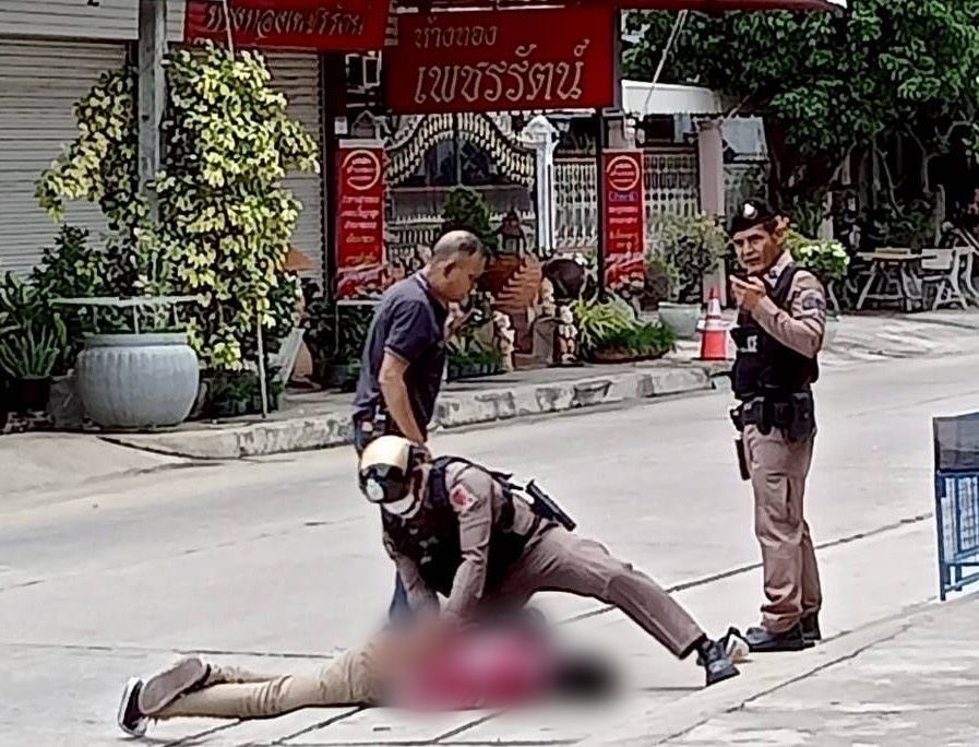 สุพรรณบุรี ชายเมายาคลั่งถือปืนขู่ชาวบ้านยิงปะทะตำรวจบาดเจ็บ 2 นาย ถูกยิงสวน เสียชีวิตที่รพ.