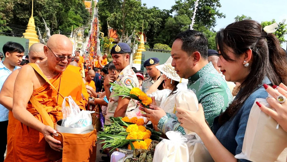 ประชาชนแห่ร่วมตักบาตรเทโว เขาสะแกกรังคึกคัก สืบสานประเพณีงดงามเมืองอุทัย 