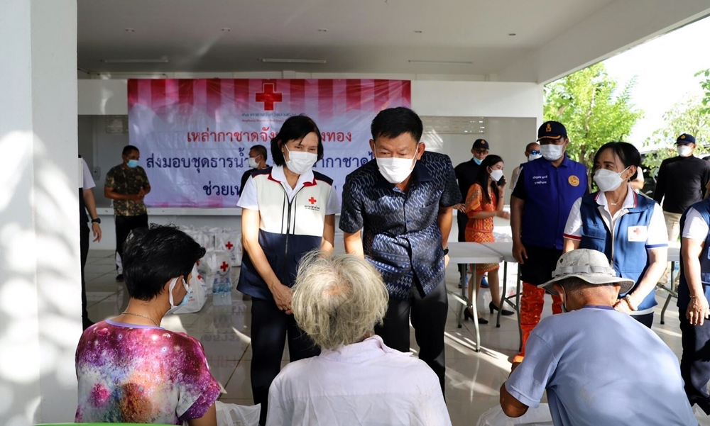 ผจว.อ่างทอง-นายกเหล่ากาชาดฯ มอบชุดธารน้ำใจสภากาชาด ช่วยชาวบ้านบางเสด็จ-ชุมชนบางปลากด