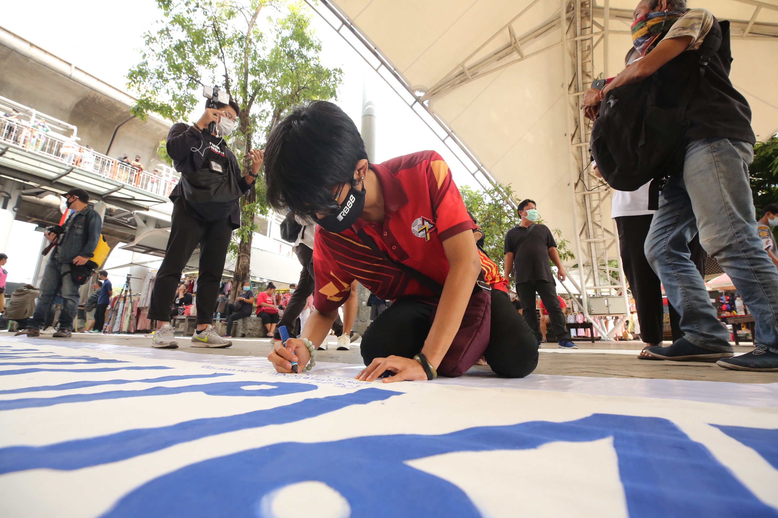 ตร.สลายกลุ่ม'วีโว่' ยันผิด'พ.ร.ก.ฉุกเฉินฯ' ไม่ให้ขึ้นป้ายผ้ายาว 112 เมตร