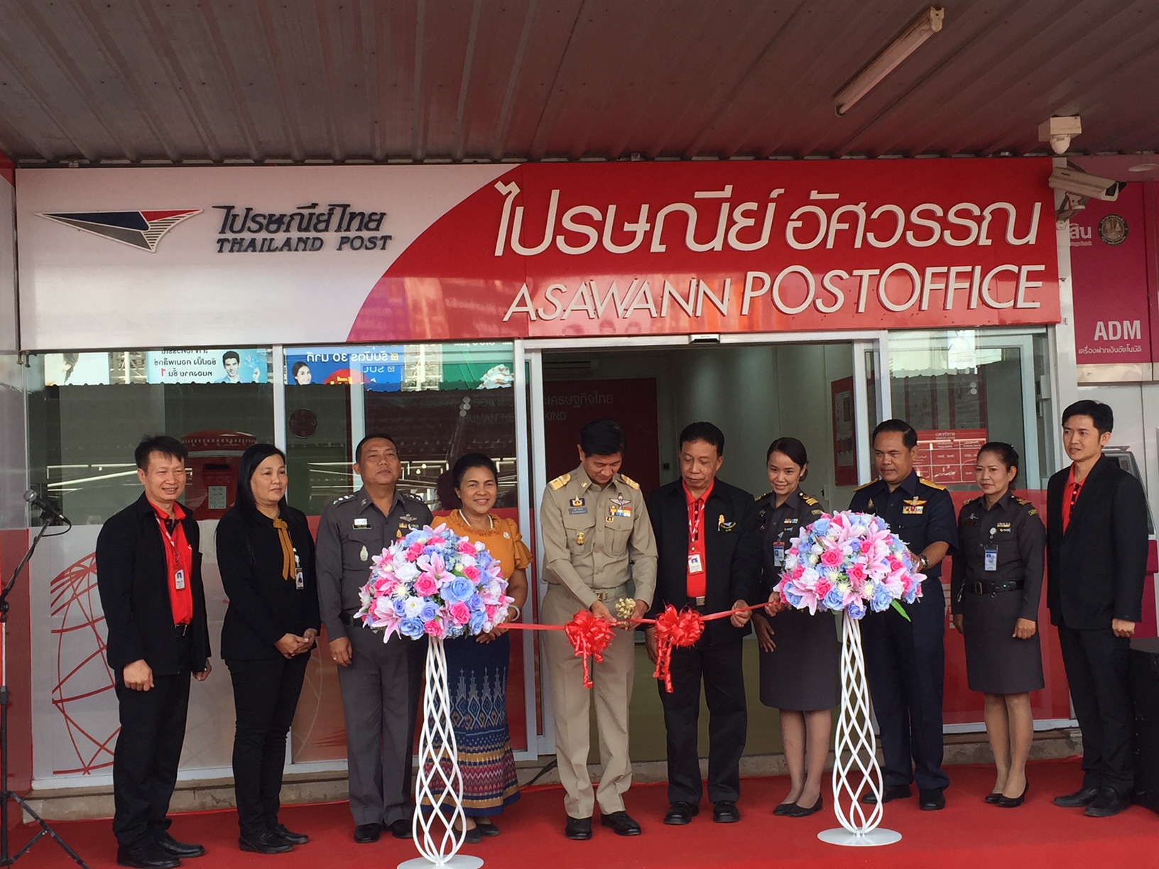 ประชาชนชาวหนองคายจองเข็มที่ระลึก งานพระราชพิธีถวายพระเพลิงพระบรมศพ ร.9