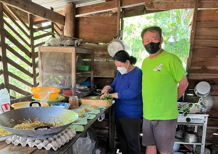 "ลุงผู้ว่าฯสมชัยฐ์" อดีตผู้ว่าฯตาก พากินผัดไท 5 บาท ของดีราคาถูก รสอร่อย ยุคข้าวยาก หมากแพง 