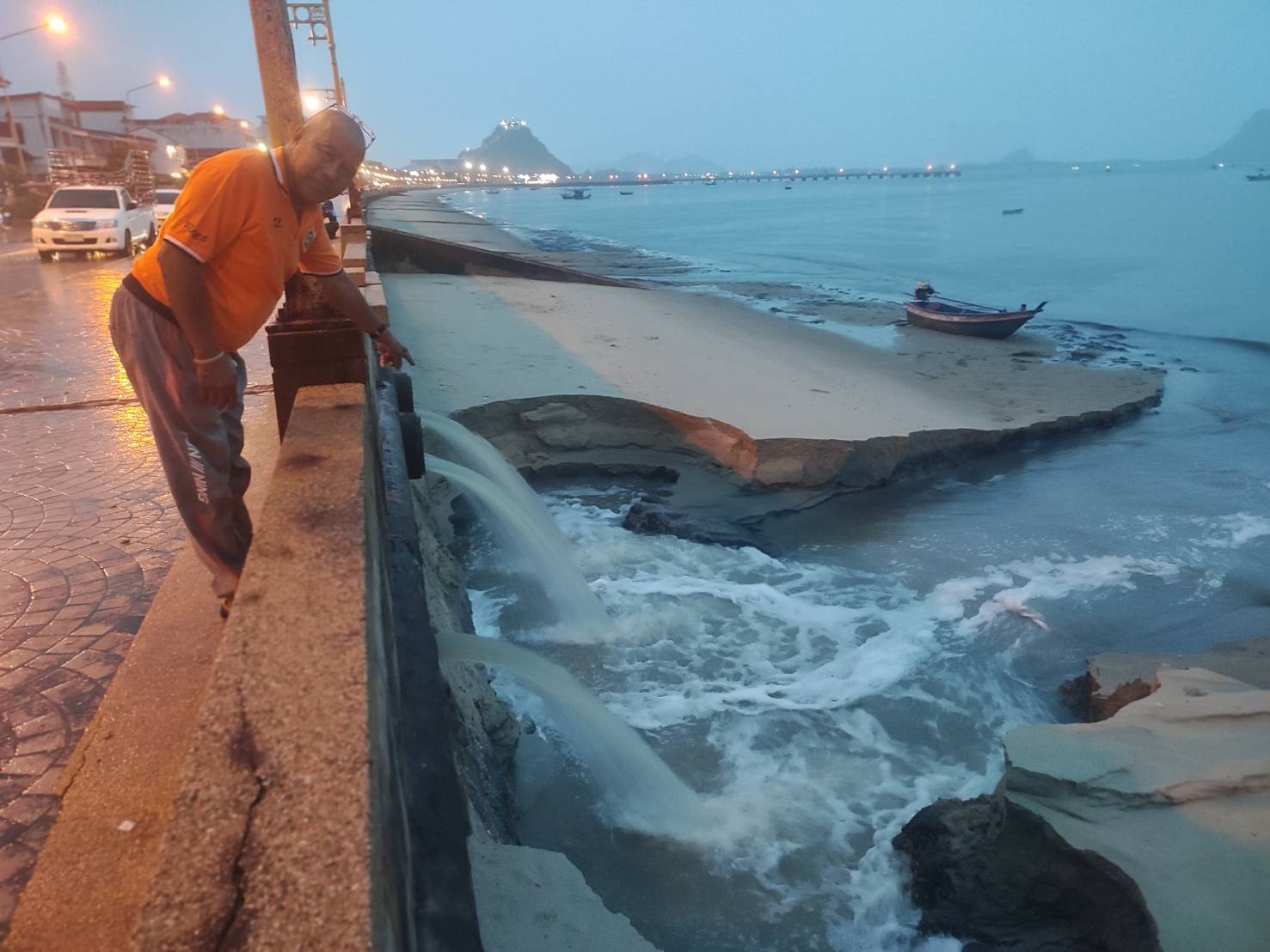 แกนำเครือข่ายต่อต้านการทุจริตประจวบแฉชายหาดเน่าหนักใช้งบสร้างไบค์เลนเถื่อนปล่อยเสาไฟสับปะรดร้าง 