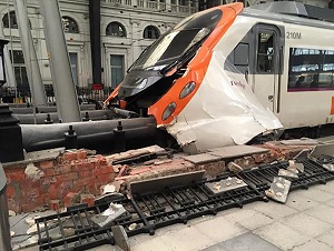เบรคไม่ทัน!รถไฟพุ่งชนปลายชานชาลาในบาร์เซโลนาเจ็บกว่าครึ่งร้อย