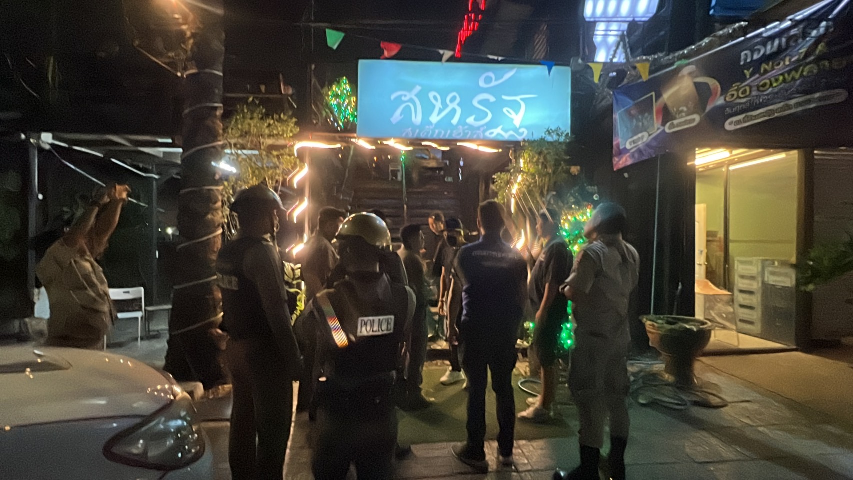 "ตร.-ปกครอง" ตรวจร้านดังย่านบางบัวทองไม่พบแรงงานต่างด้าวและสิ่งผิดกฎหมาย       