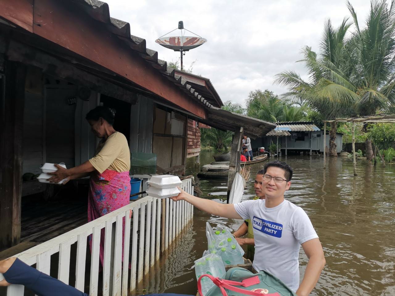 "พี่เต้"ลุยแจกข้าวกล่อง น้ำดื่ม ให้ผู้ประสบภัยน้ำท่วมที่ อ.ชะอวด แนะรบ.ป้องกันพวกสวมรอยก่อปัญหาทุจริตบนคราบน้ำตาของ ปชช. 