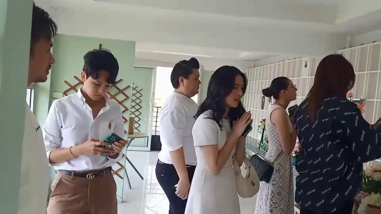 ปทุมธานี 'โมอมีนา' พร้อมเพื่อนนำดอกไม้และตุ๊กตาม้าวางหน้าที่เก็บอัฐิแตงโม