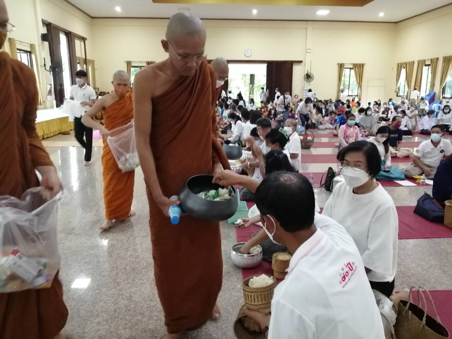 กาฬสินธุ์ หวั่นโควิดทำบุญวันพระใหญ่บางตาสวดรัตนสูตรคุ้มภัยป้องกัน