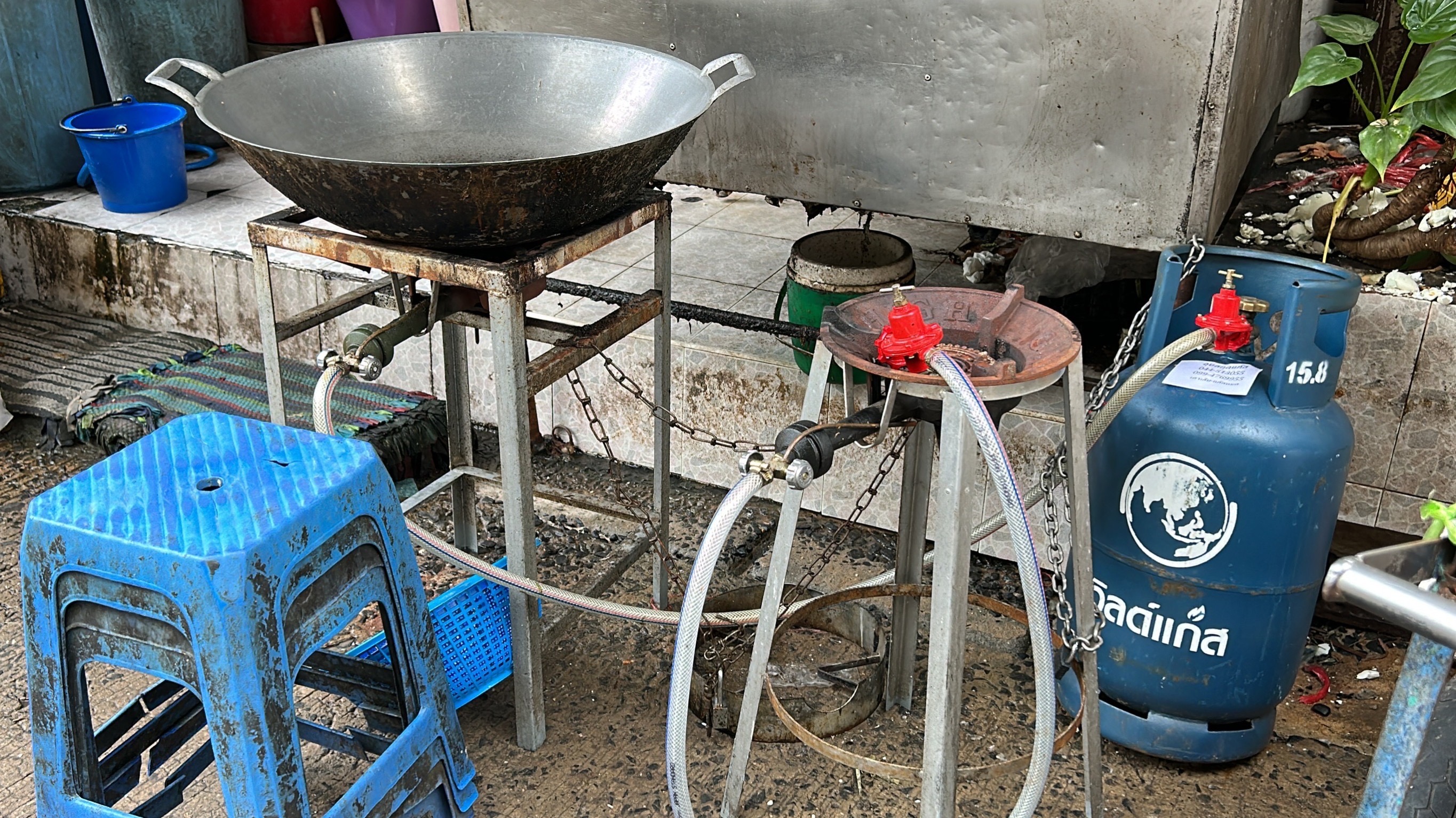 พ่อค้าแม่ค้าชาวตลาดสดสุรินทร์ซ้ำหนัก ผวาโจรแสบ ย่องขโมยถังแก๊สไปกว่า 10 ถังในเวลาไล่เลี่ยกัน