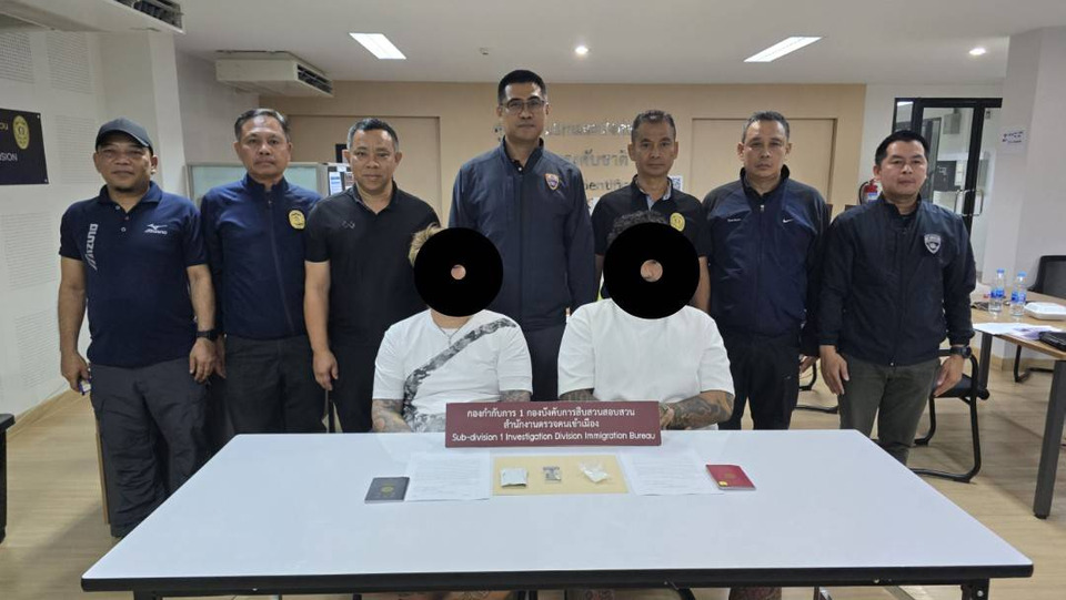 "สตม." บุกจับ 2 ยากูซ่าญี่ปุ่นคาซอยสุขุมวิท 33 ขี่สกู๊ตเตอร์ส่งยาไอซ์ ยึดของกลางเพียบ