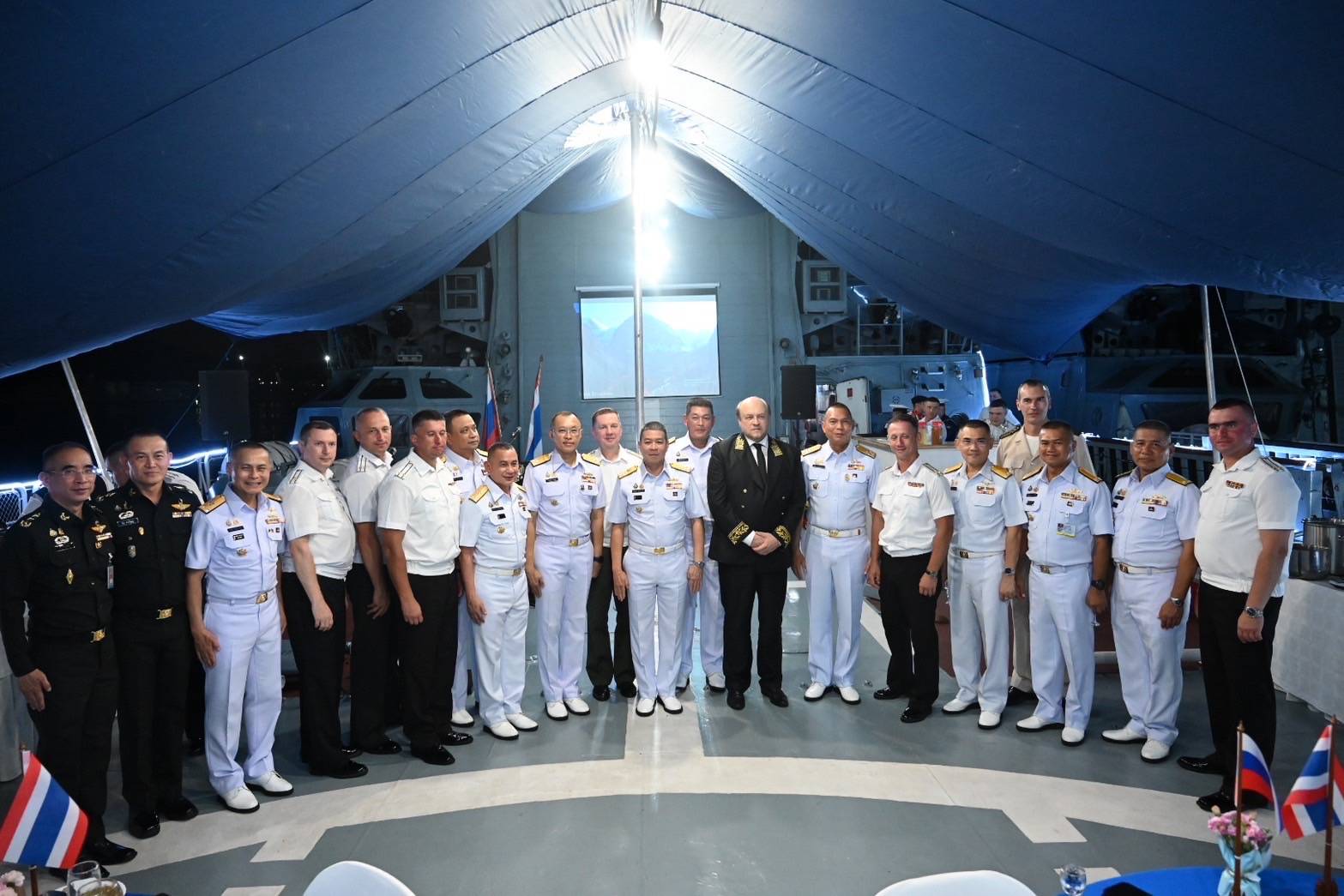 ผู้บัญชาการกองเรือยุทธการต้อนรับรองผู้บัญชาการทหารเรือในงานเลี้ยงรับรองบนเรือทร.รัสเซีย 