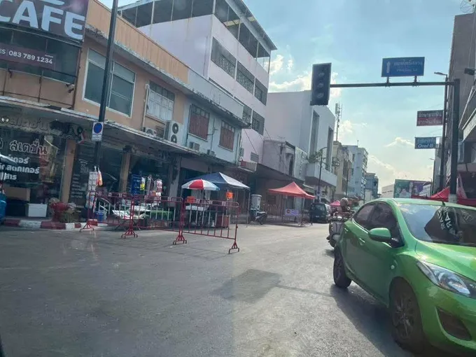 สงกรานต์โคราชสะดุด! ปิดถนนแยกเต็กฮะฟีลข้าวสาร คนหาย-ร้านค้าซบ พ่อค้าโอดขายไม่ถึง 500