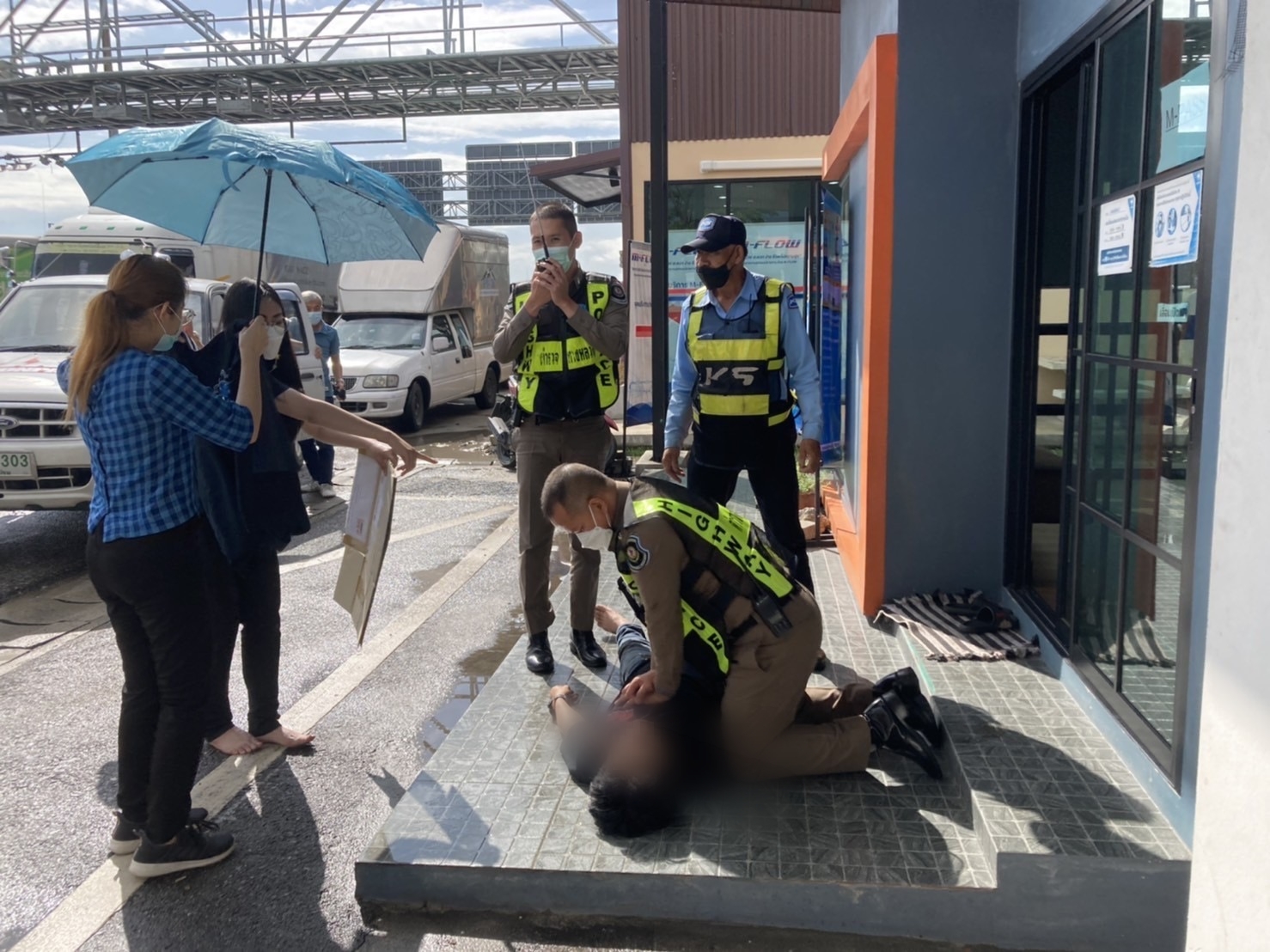 นาทีชีวิต! ตำรวจทางหลวง เร่งช่วย "CPR" ชายหมดสติ หน้าหน่วยบริการประชาชนตำรวจทางหลวงทับช้าง 