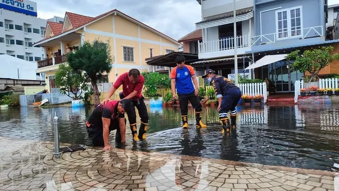 NCES ประจวบ ฯนายกเทศบาลเมืองประจวบแจ้งประชาชนอาศัยริมถนนเลียบหาด หากฝนตกให้ยกสิ่งของขึ้นสูง