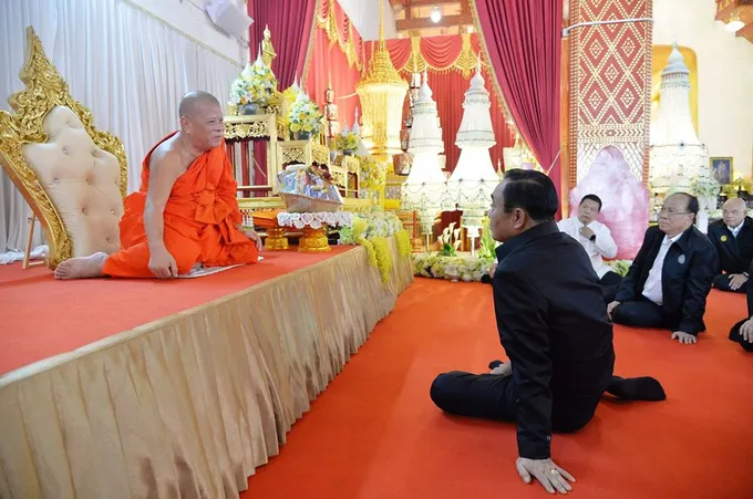 'นายกฯ' สักการะสิ่งศักดิ์สิทธิ์วัดศรีโคมคำ ชี้คนไทยต้องรักสามัคคี ชาติต้องการความสงบ โชว์เล่นอังกะลุง