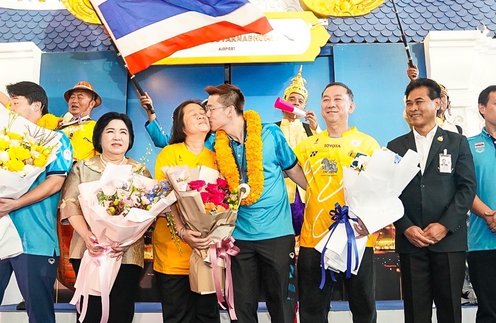 "วิว กุลวุฒิ" ฮีโร่โอลิมปิกกลับบ้าน แฟนกีฬาแห่ต้อนรับ