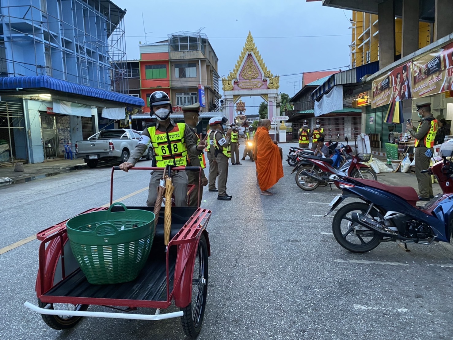 ตำรวจซาเล้ง สภ.อุตรดิตถ์ออกตามพระบิณฑบาตบริการช่วยเหลือประชาชน