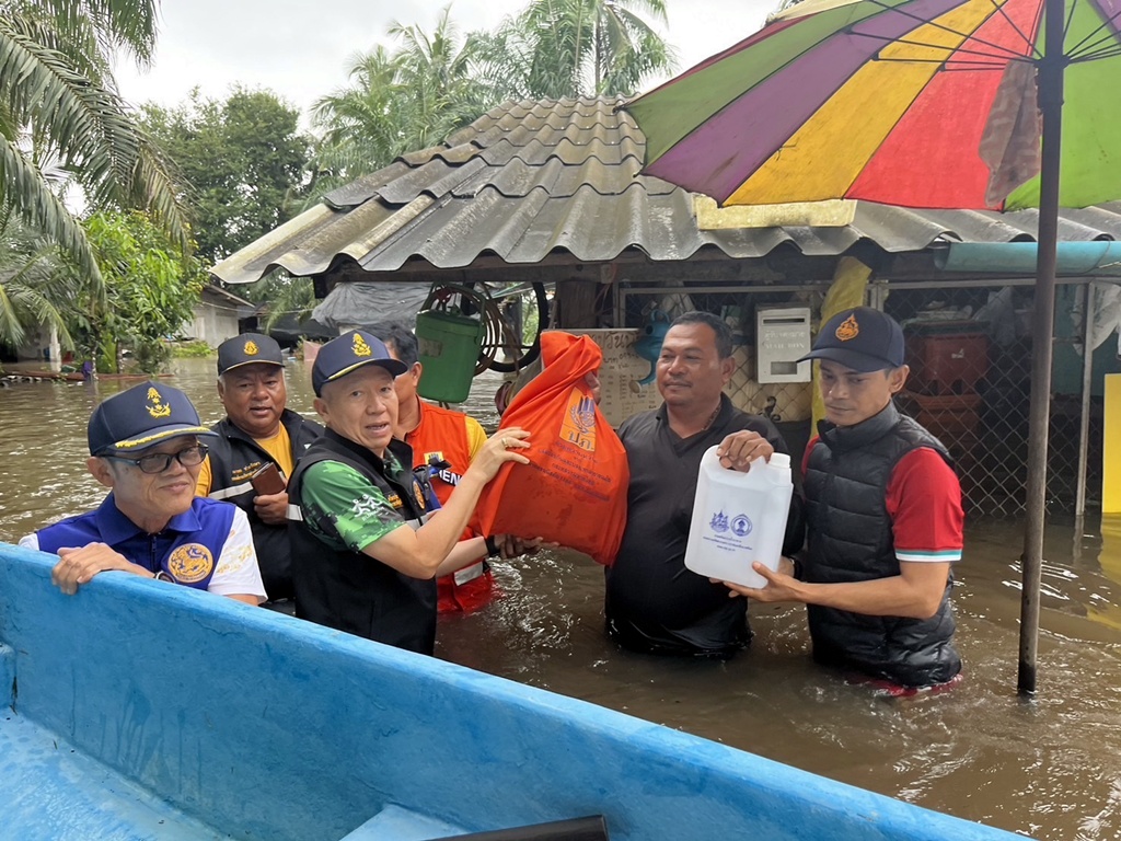 รองผู้ว่าฯสุราษฎร์ธานี ลุยน้ำท่วมช่วยเหลือประชาชนประสบอุทกภัย พื้นที่อำเภอท่าชนะ