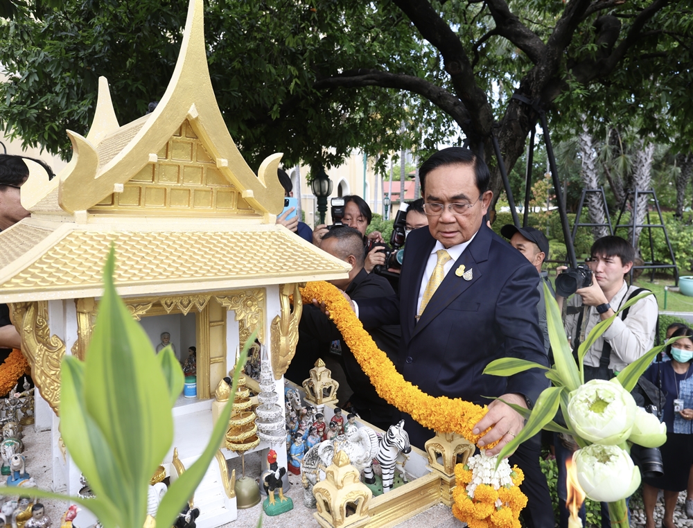 "นายกฯ" เข้าทำเนียบฯ วันสุดท้ายถือฤกษ์ดี  9 โมง 9 นาทีสักการะสิ่งศักดิ์สิทธิ์ ขอ บ้านเมืองสงบร่มเย็น บอกมาลาวันนี้เป็นมารยาท