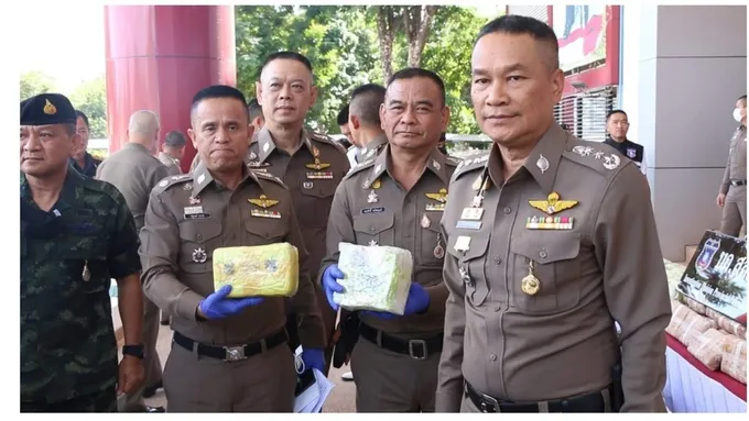 ตร.ภ.4 สนธิกำลังนรข.และกองกำลังสุรศักดิ์มนตรี ปิดเมืองบึงกาฬ ยึดยาบ้า รวมกว่า 8 ล้านเม็ด ยาไอซ์ 265 กิโลกรัม คาดส่งขายจังหวัดภาคใต้ 