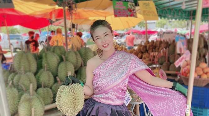 “หน้าหวานกว่าทุเรียน” น้องแนน ลูกสาวเจ้าของสวน แต่งชุดไทย ขายทุเรียน คนแห่ซื้อคึกคัก
