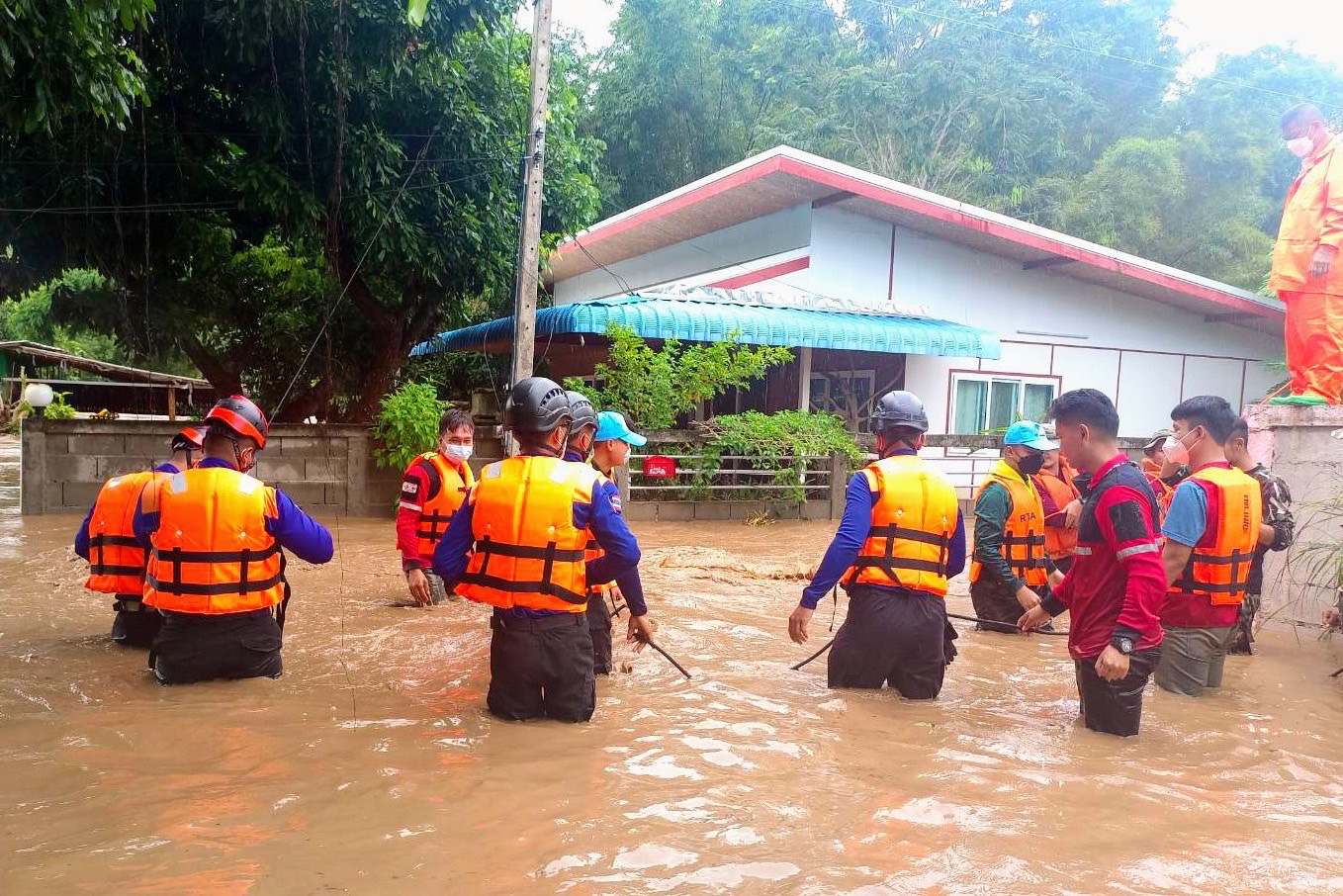 ศูนย์บรรเทาสาธารณภัยหน่วยพัฒนาการเคลื่อนที่ 32 ระดมชุดเคลื่อนที่เร็วแจกจ่ายน้ำสะอาด ช่วยปชช.พื้นที่เชียงดาว