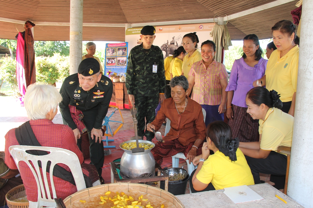 ผบ.มทบ.26 ตรวจเยี่ยมโครงการส่งเสริมศิลปาชีพฯ บุรีรัมย์