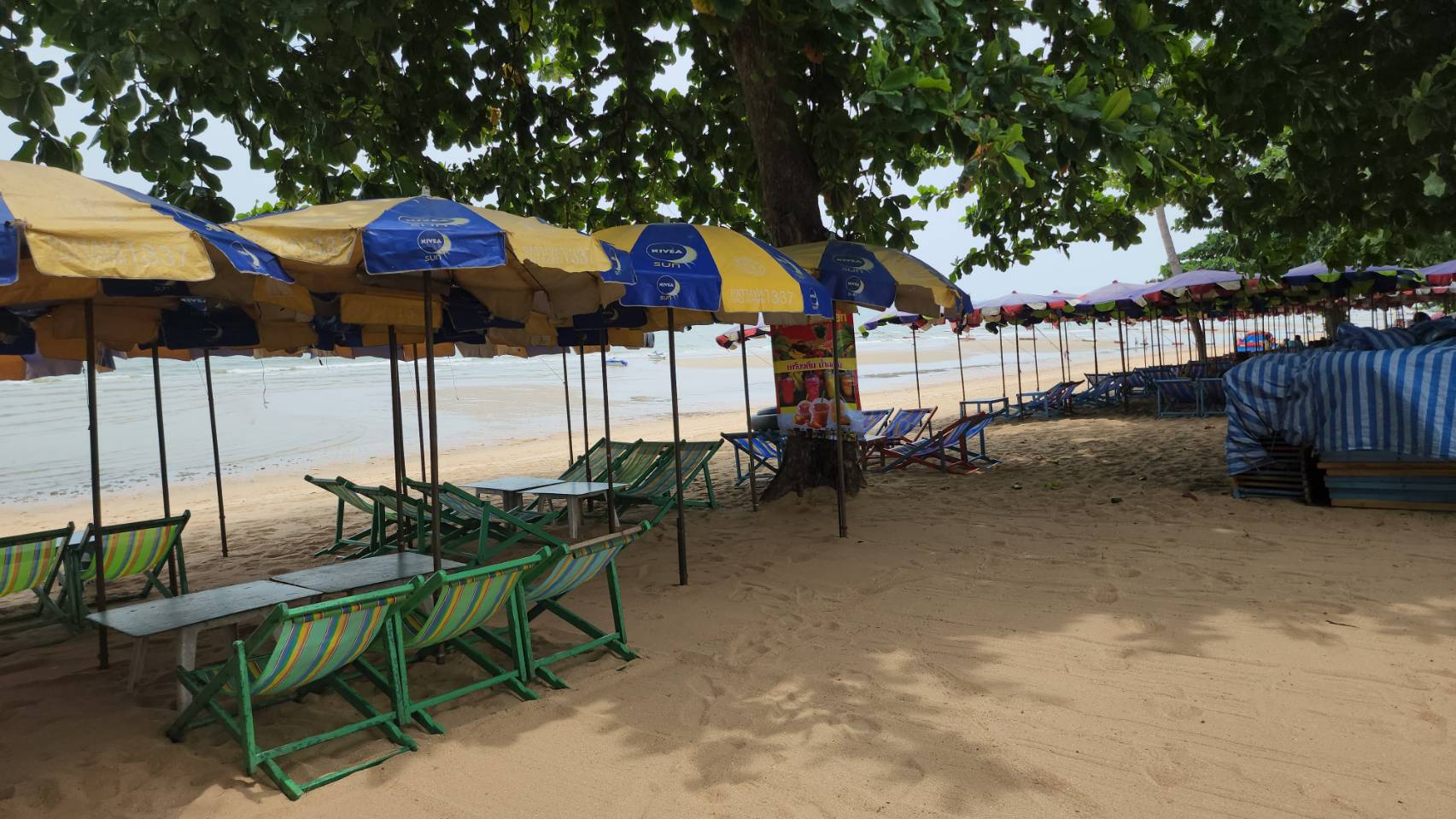 ผู้ประกอบการร่มเตียงหาดจอมเทียนปิดให้บริการชั่วคราวเหตุคราบน้ำมันลอยในทะเล