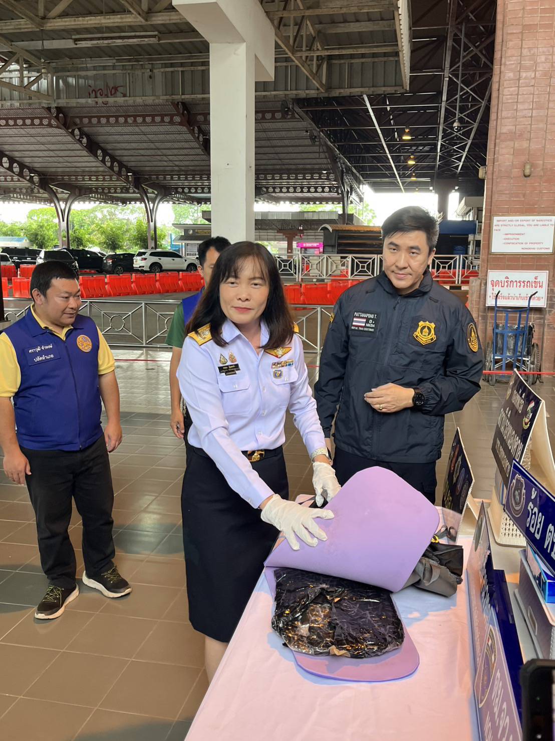ศุลกากรหนองคาย รวบหญิงสาวขอนแก่น ลอบขนเฮโรอีน 1.5 กก.ซุกเป้ สารภาพรับค่าจ้าง 2 หมื่น