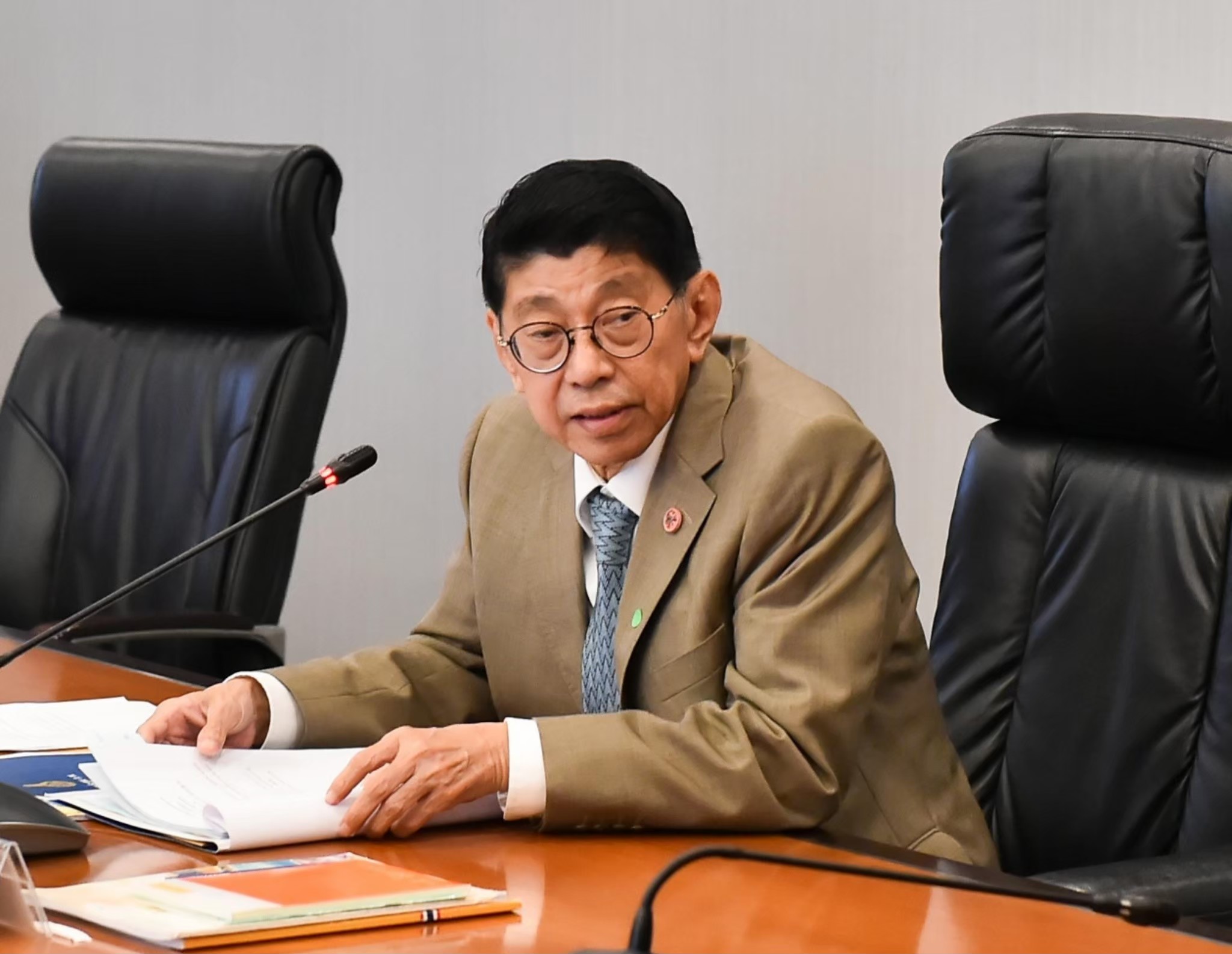 "วิษณุ" ปัดตอบปม "องคมนตรี" แสดงความเห็นการเมือง ชี้กระแสหวนนั่งนายกฯ เหตุยังเป็นแคนดิเดตอยู่ 