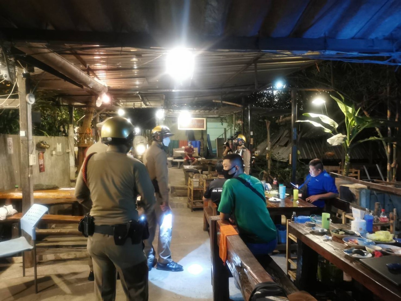 รวบอีก​เปิดให้ดื่มกินในร้าน​ ศปก.อ.เมืองเชียงใหม่​ ​จับร้าน​พร้อมนักดื่มรวม​ 10 ราย​ ส่ง​ สภ.แม่ปิง​ ดำเนินคดี
