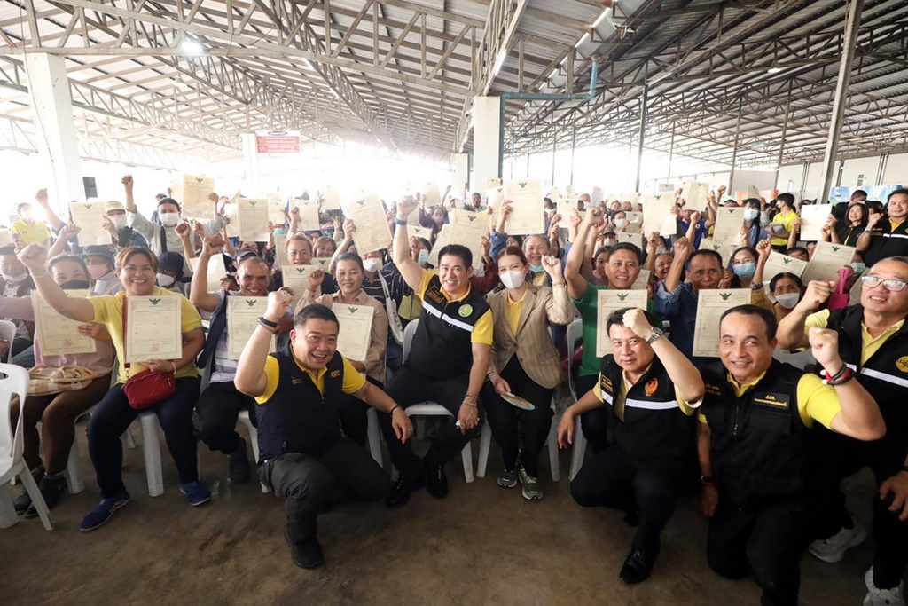 "รมว.ธรรมนัส" เดินสายมอบโฉนดเพื่อการเกษตรแก่เกษตรกรเชียงใหม่กว่า 300 ราย