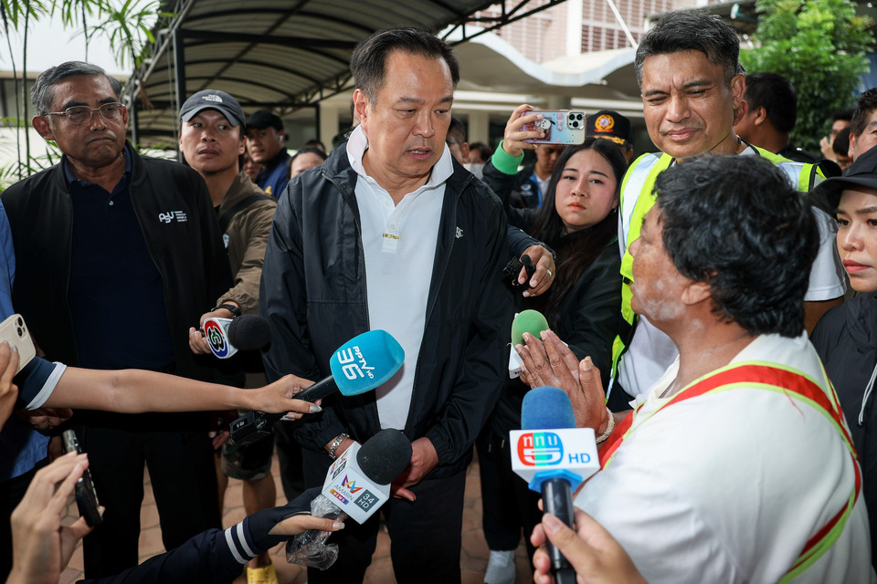 "อนุทิน" บุก "เขต 8 หาดใหญ่"  สำรวจความเสียหาย เจอชาวบ้านร้อง “ไม่มีรถ–เรือ” ช่วยอพยพหนีน้ำ "นายกฯ" ไหว้ "ขอโทษด้วย" ย้ำรัฐมีมาตรการเยียวยา