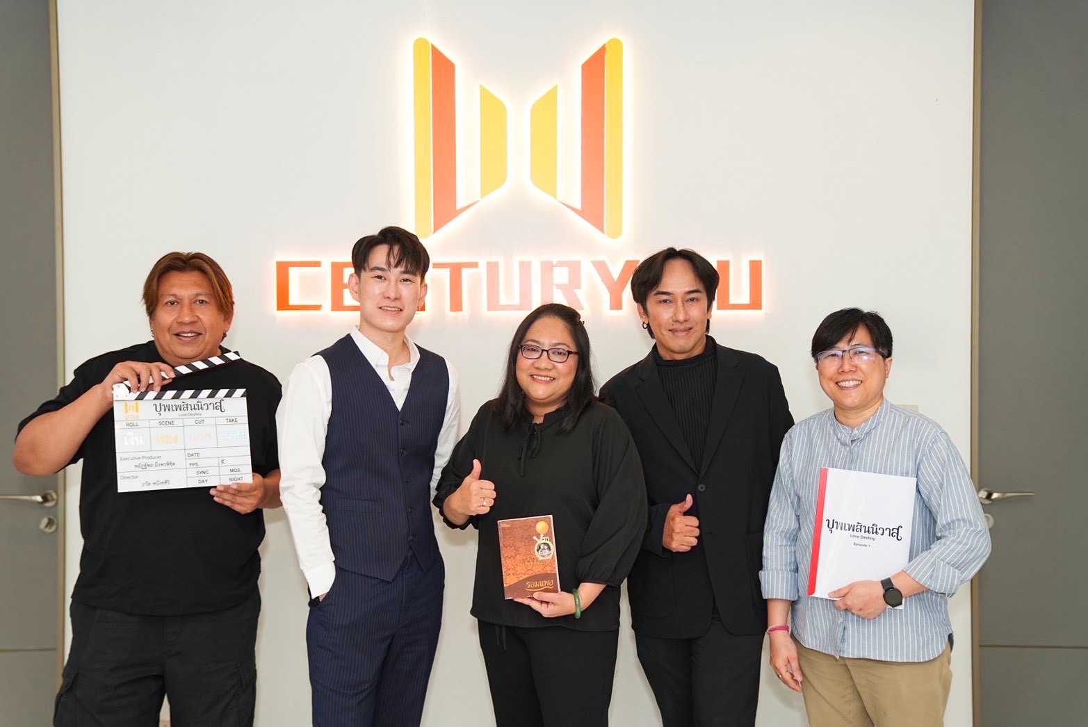 “เฉลยแล้ว! บุพเพสันนิวาสรีเมค เป็นซีรีส์วาย Boys’ Love CENTURY UU THAILAND กระแสร้อนแรง เซ็นสัญญาคุณรอมแพง”