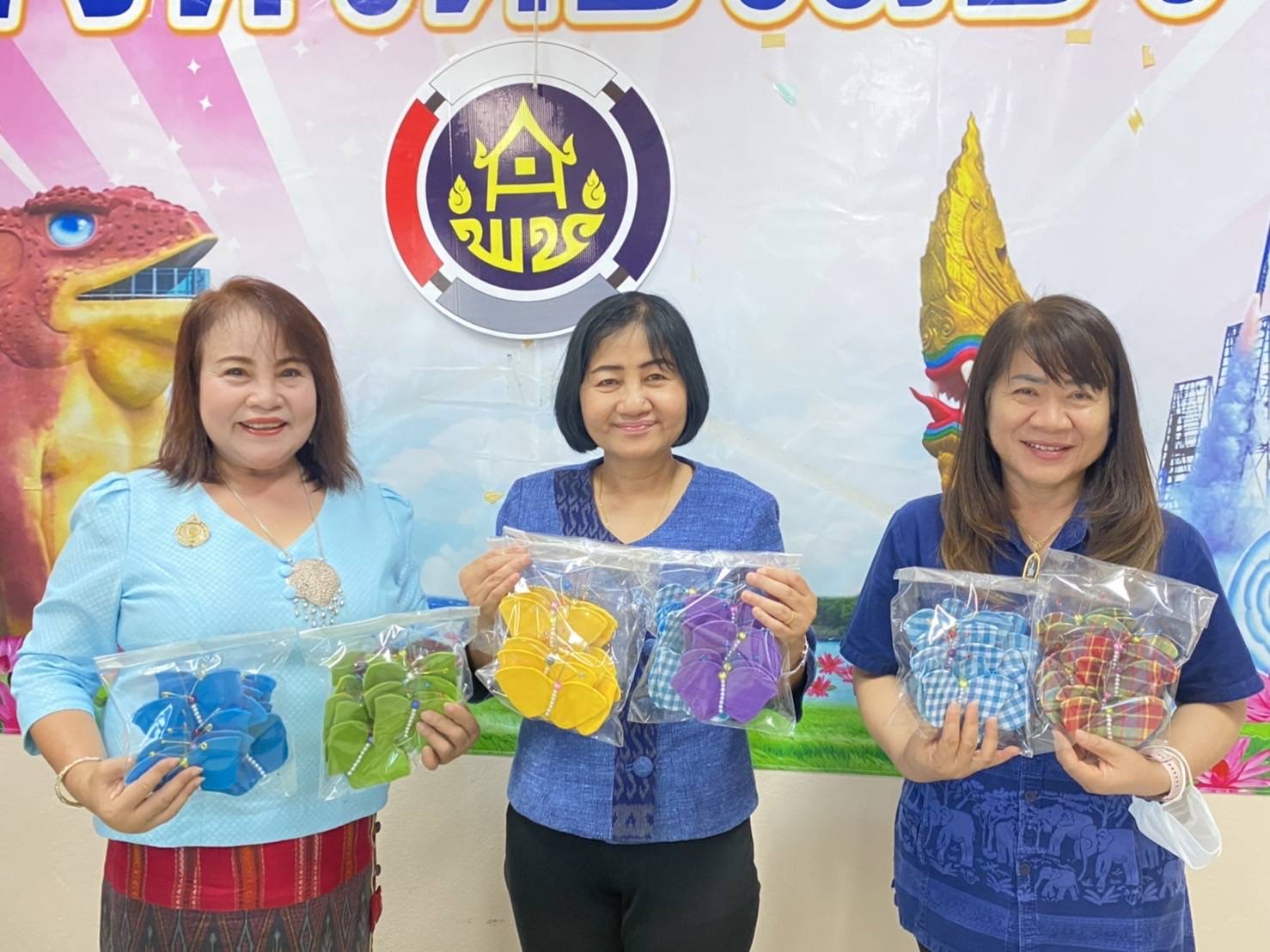 พช.ยโสธร รับมอบผีเสื้อประดิษฐ์จากผ้าไทย 9 อำเภอ สนับสนุนร้านกาชาดสมาคมแม่บ้านมหาดไทย 