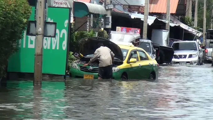 รองนายกเทศบาลตำบลบางเสาธง  เร่งสูบน้ำที่ท่วมขังเคหะบางพลี