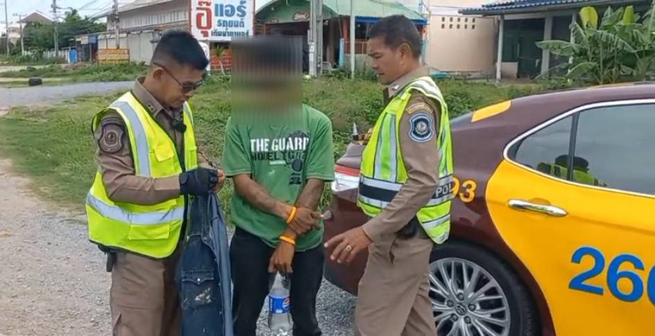 ตำรวจทางหลวงด่านช้างจับหนุ่มก่อสร้างพกยาบ้าตรวจสอบประวัติเจอหมายจับ