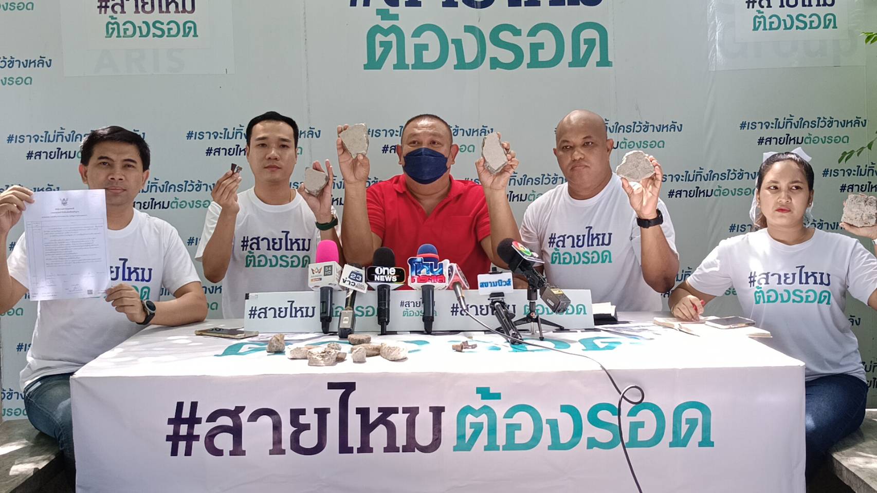 หนุ่มสุดทนร้องสายไหมต้องรอด เพื่อนบ้านมหาภัยปาหินนับ 100 ก้อน ลงหลังคา แจ้งความแล้วแต่ยังปาไม่เลิก
