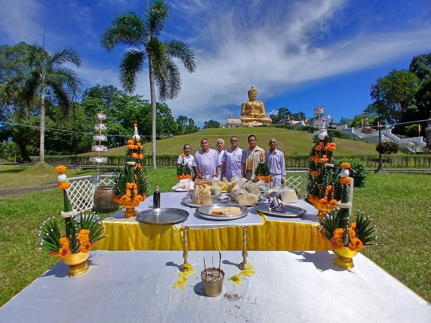 พุทธศาสนิกชน ร่วมกิจกรรมกวนข้าว “มธุปายาส” สืบสานพุทธประเพณีวัน “ วิสาขบูชา” ด้าน พ่อเมืองนราฯ สั่งด่วน ทุกหน่วยงานรักษาความปลอดภัย