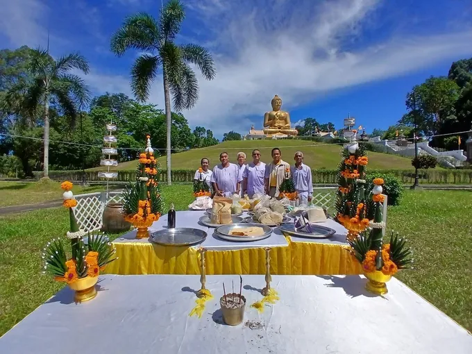 พุทธศาสนิกชน ร่วมกิจกรรมกวนข้าว “มธุปายาส” สืบสานพุทธประเพณีวัน “ วิสาขบูชา” ด้าน พ่อเมืองนราฯ สั่งด่วน ทุกหน่วยงานรักษาความปลอดภัย