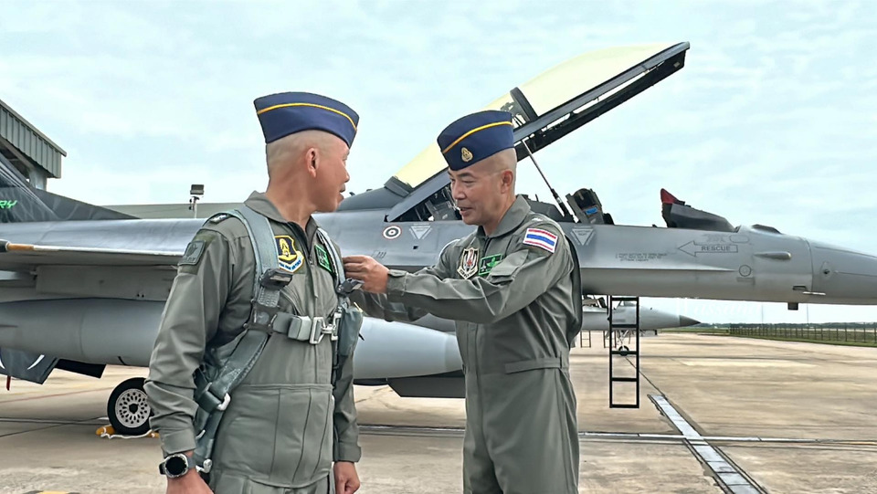 ผบ.ทหารสูงสุด ขึ้น F16 ตรวจรบ ชื่นชมนักบิน ทอ. ติด Patch F 16 ฝูงบิน 403 ต้อนรับสู่กองบิน 4