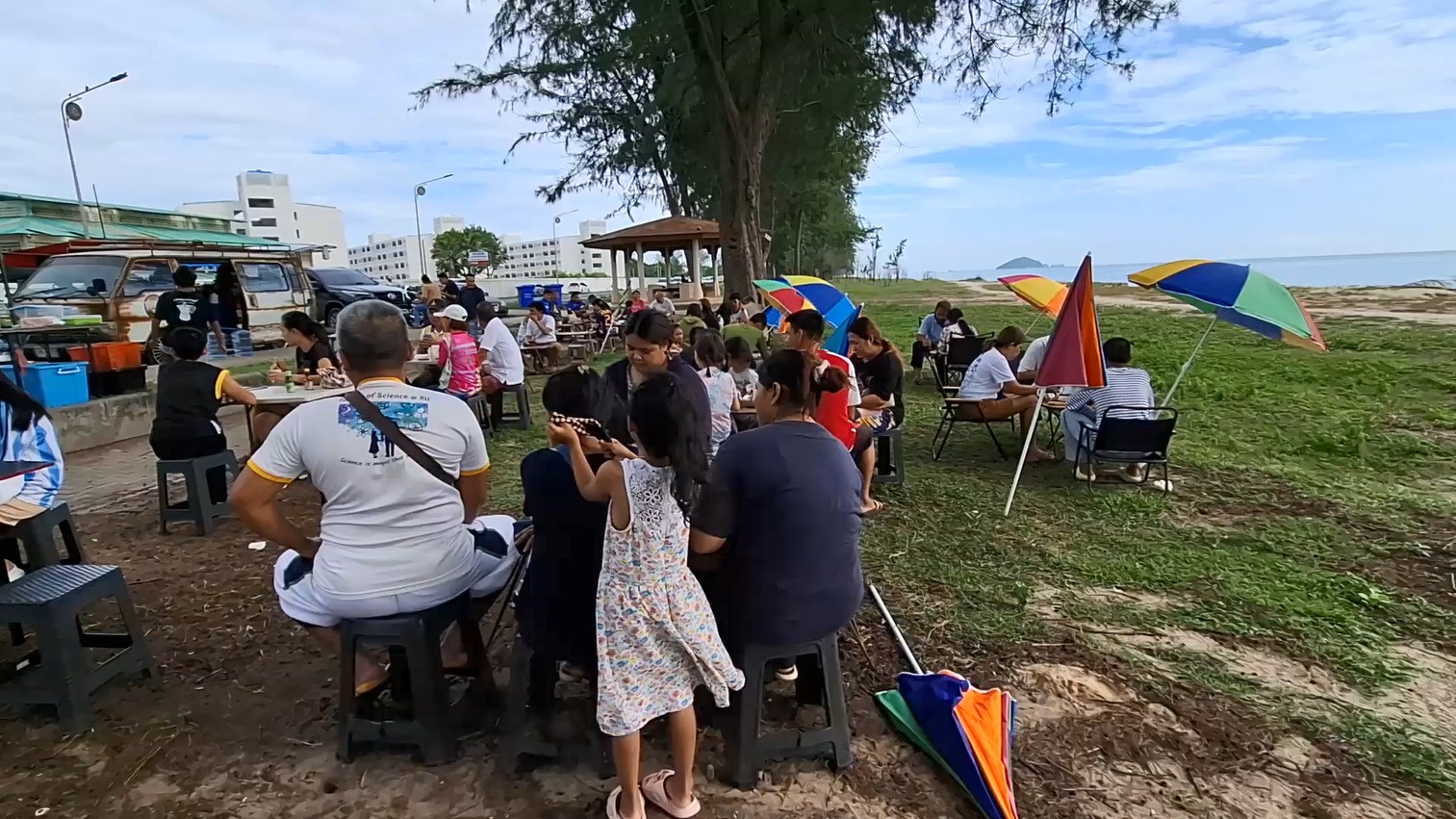 คึกคัก!!ร้านกาแฟสดนำร่มหลากสีกางให้ลูกค้าสร้างสีสันริมชายหาดชลาทัศน์
