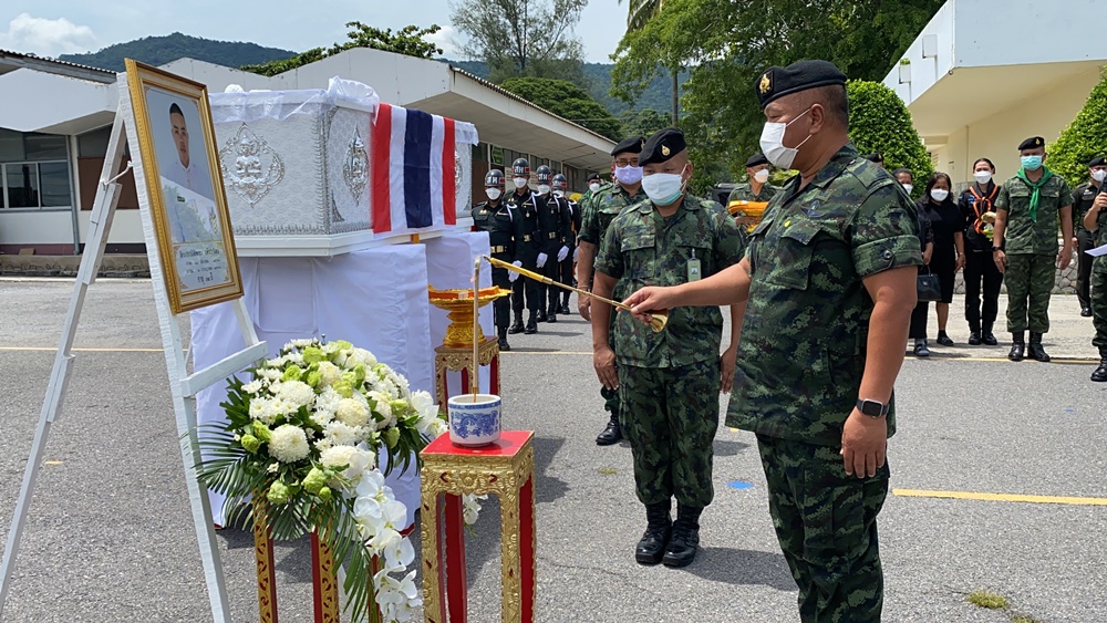 แม่ทัพภาค 4 พร้อมกองเกียรติยศส่งศพทหารขึ้นเฮลิคอปเตอร์ไปที่ค่าย มทบ.41 ค่ายวชิราวุธ ได้เลื่อนขั้น 7 ชั้นยศ