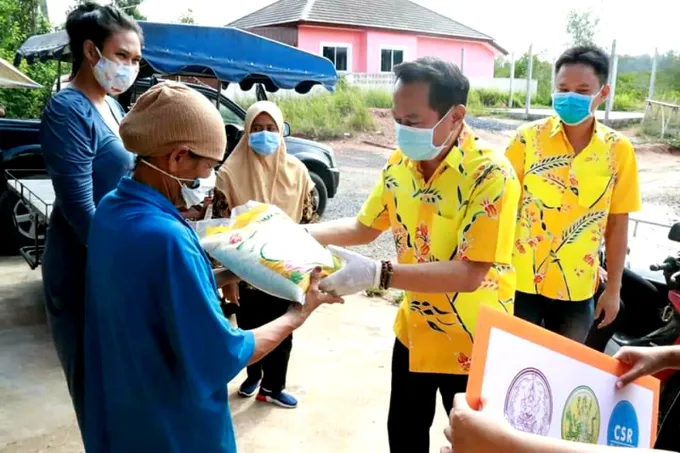 สหกรณ์ภูเก็ต รวมพลังใจ แจกจ่ายข้าวสารช่วยประชาชน สู้ภัยโควิด-19
