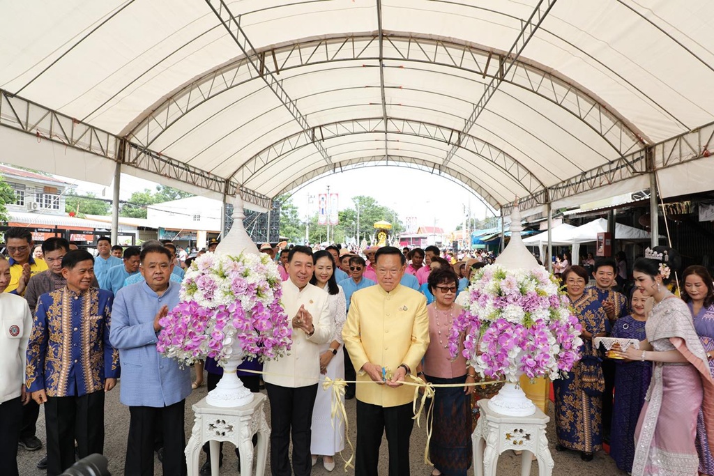 อบจ.เพชรบูรณ์ ร่วมสืบสานงานประเพณีแห่เทียนพรรษาชนแดน-วังโป่ง ประจำปี 2568 