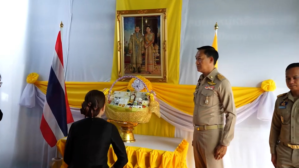 "ในหลวง" โปรดเกล้าฯให้ ผู้ว่าราชการจังหวัดนราธิวาส เชิญตะกร้าสิ่งของพระราชทาน ไปมอบแก่ญาติ ซึ่งได้รับบาดเจ็บ​และเสียชีวิตจากเหตุคนร้ายใช้อาวุธปืนยิงใส่