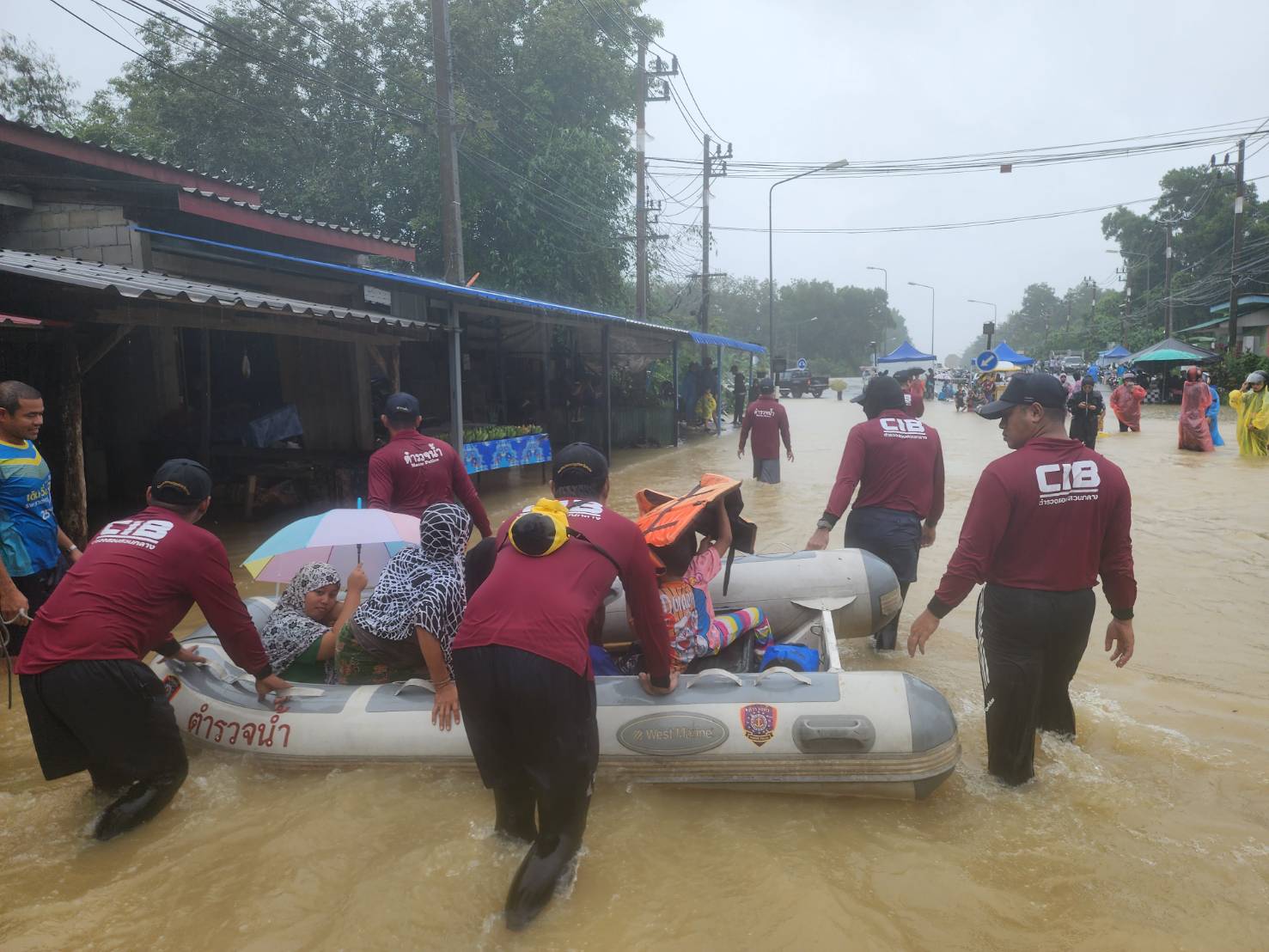 ตำรวจน้ำนราธิวาสช่วยเหลือผู้ประสบอุทกภัยภายในจังหวัดหลังพบชาวบ้านเดือดร้อนอย่างหนัก 