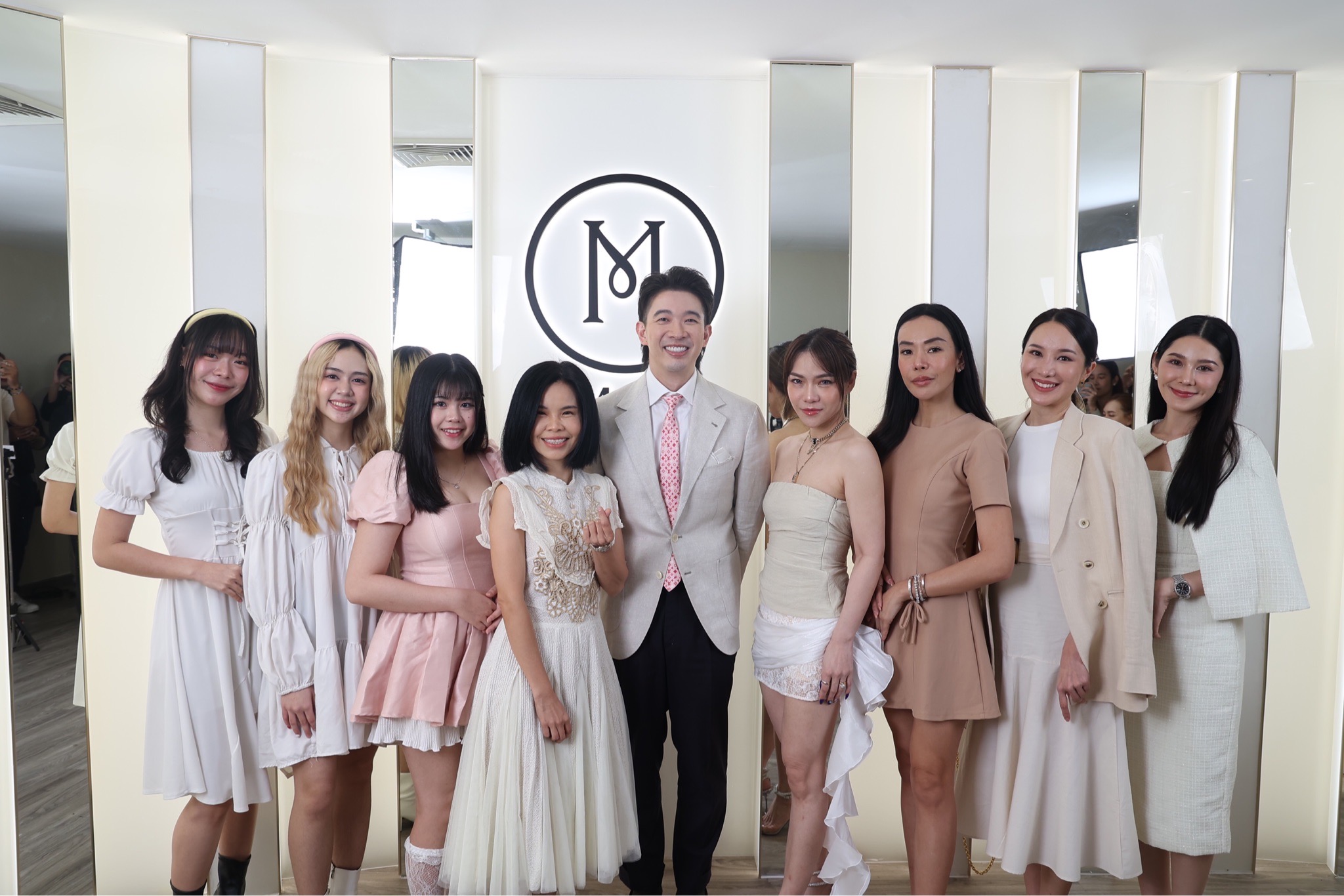 EMMA CLINIC ชวนสื่อมวลชนอัพเดทเทรนด์ศัลยกรรมเสริมคาง ชี้กลุ่ม GEN Z เปิดใจด้านความงามโฟกัสเสริมบุคลิกภาพ สุดอบอุ่น 8 สาวคนดังตบเท้าร่วมงาน