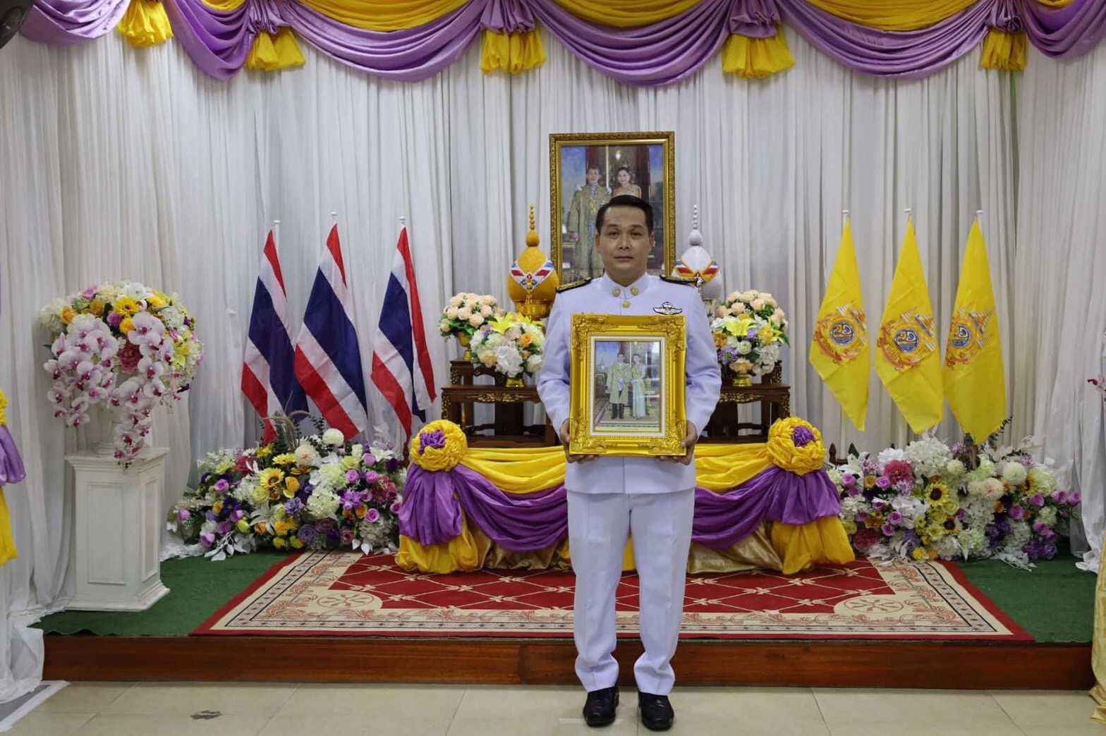 อบต.เอกราชจัดพิธีรับพระราชทานพระบรมฉายาลักษณ์ในหลวงและพระบรมราชินี 