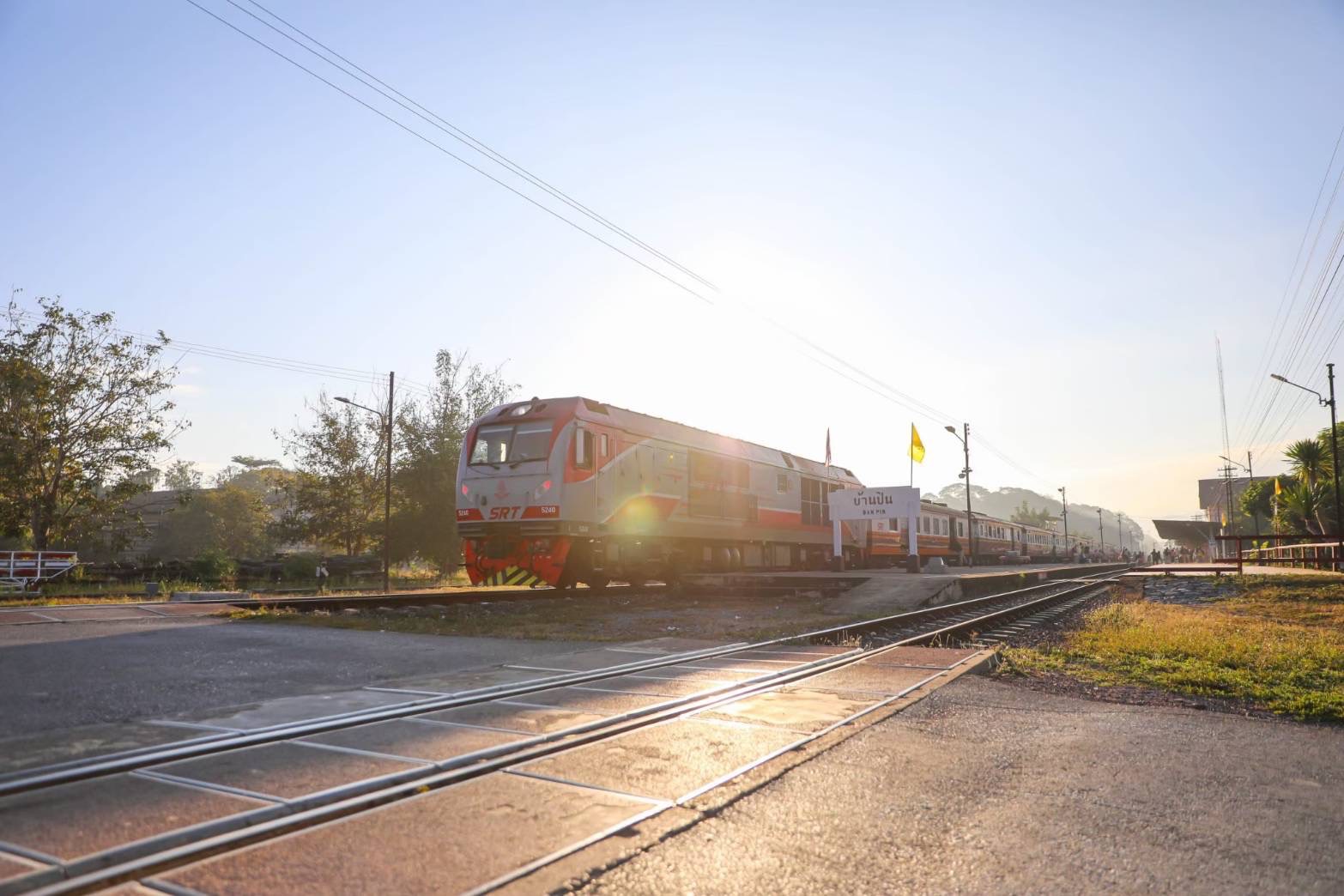 ผู้ว่าการรถไฟฯ เร่งแก้ปัญหาอุบัติเหตุ “ทางลักผ่าน” สั่งปิดแล้ว 107 แห่ง วอน ปชช.ใช้รถใช้ถนนอย่างระมัดระวัง 